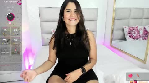 Snapshot of goddess_mia2 chatting on 11-14-25, 03:49 Mia online show from 11-14-25, 03:49