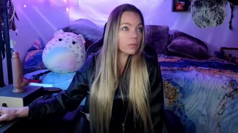 Snapshot of goddess_of_mars chatting on 03-11-25, 11:12 Patricia Mars Goddess of Mars twitter thegoddessmindy online show from 03-11-25, 11:12