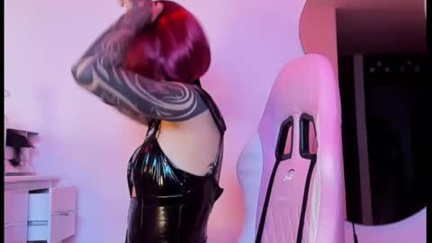 Snapshot of goddess_vee_ chatting on 10-27-25, 05:22 vee online show from 10-27-25, 05:22