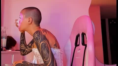 Snapshot of goddess_vee_ chatting on 10-28-25, 10:01 vee online show from 10-28-25, 10:01