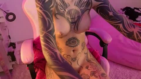 Snapshot of goddess_vee_ chatting on 01-14-26, 03:06 vee online show from 01-14-26, 03:06