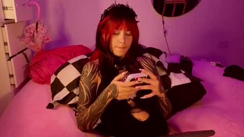 Snapshot of goddess_vee_ chatting on 02-28-26, 02:56 vee online show from 02-28-26, 02:56