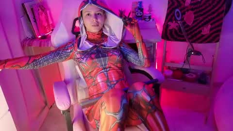 Snapshot of goddess_vee_ chatting on 05-08-26, 01:00 vee online show from 05-08-26, 01:00