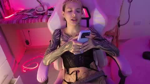 Snapshot of goddess_vee_ chatting on 05-27-26, 01:57 vee online show from 05-27-26, 01:57