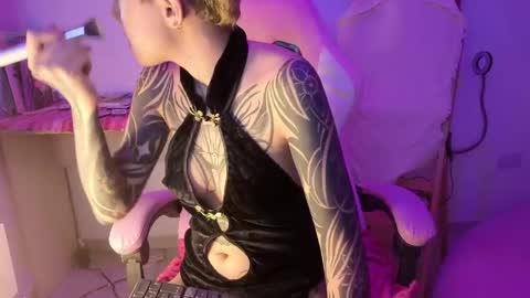 Snapshot of goddess_vee_ chatting on 05-28-26, 02:53 vee online show from 05-28-26, 02:53