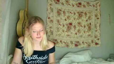 Snapshot of goddessalison chatting on 06-12-26, 01:48 goddessalison online show from 06-12-26, 01:48