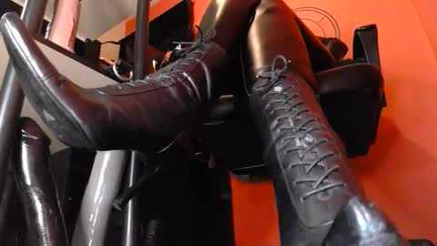 Snapshot of goddessmidnight chatting on 11-20-25, 07:02 GODDESS MIDNIGHT online show from 11-20-25, 07:02