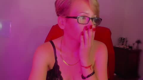 Snapshot of goldengirlrose chatting on 09-17-25, 06:09 goldenrosa online show from 09-17-25, 06:09