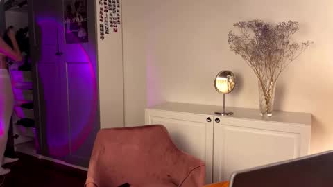 Dee online show from 11-11-25, 07:25