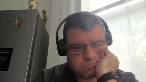Snapshot of gomezgonz5 chatting on 10-18-25, 03:24 gomezgonz5 online show from 10-18-25, 03:24