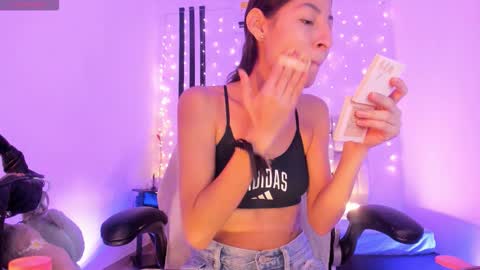 i am Jessi  I love animals and drawing I hope to get along with everyone. XOXO online show from 03-28-26, 07:46