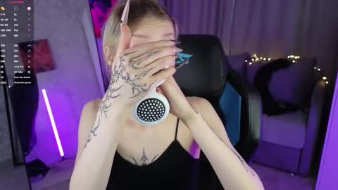 Snapshot of goth__tv chatting on 10-21-25, 09:43 Violeta online show from 10-21-25, 09:43
