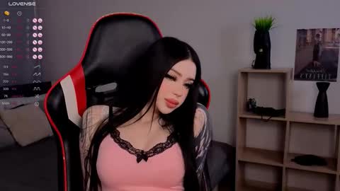 Snapshot of gothica_ chatting on 10-18-25, 09:59 Elizabet online show from 10-18-25, 09:59