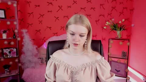 Snapshot of graceglamour chatting on 12-15-24, 05:23 Grace Glamour online show from 12-15-24, 05:23
