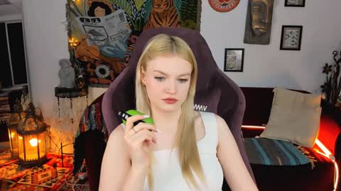 Snapshot of graceglamour chatting on 12-27-24, 06:03 Grace Glamour online show from 12-27-24, 06:03