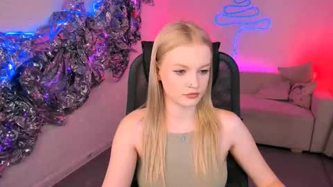 Snapshot of graceglamour chatting on 12-14-25, 01:05 Grace Glamour online show from 12-14-25, 01:05