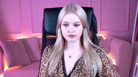 Snapshot of graceglamour chatting on 12-15-25, 01:15 Grace Glamour online show from 12-15-25, 01:15