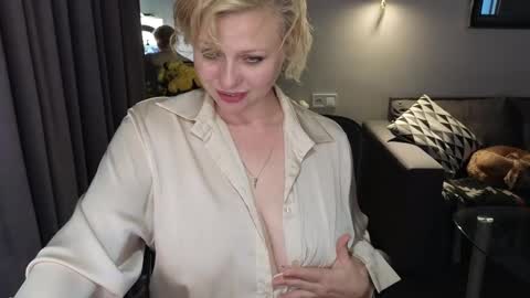 Snapshot of gray_swann chatting on 02-19-25, 12:44 Ray online show from 02-19-25, 12:44