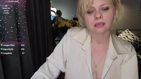 Snapshot of gray_swann chatting on 02-19-25, 03:49 Ray online show from 02-19-25, 03:49