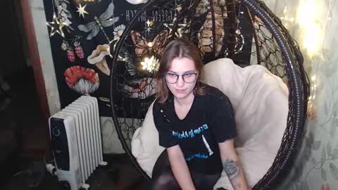 Snapshot of greenwitch9 chatting on 11-06-25, 05:25 Lina online show from 11-06-25, 05:25