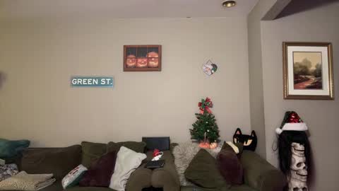 Snapshot of greenxxxqueen chatting on 12-23-24, 06:11 SexQueen Nikki online show from 12-23-24, 06:11