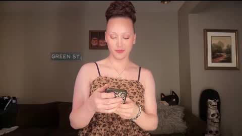 Snapshot of greenxxxqueen chatting on 01-30-25, 06:35 SexQueen Nikki online show from 01-30-25, 06:35