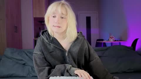 Snapshot of gregory_byyrd chatting on 10-17-25, 09:06 Greg-independent model online show from 10-17-25, 09:06