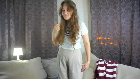 Snapshot of griselberumen chatting on 11-24-25, 12:16 Gwen online show from 11-24-25, 12:16