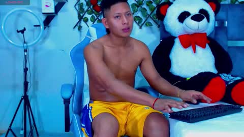 Snapshot of gurxxxt chatting on 11-23-25, 04:40 Hakim online show from 11-23-25, 04:40