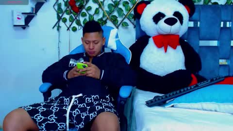 Snapshot of gurxxxt chatting on 11-30-25, 01:48 Hakim online show from 11-30-25, 01:48