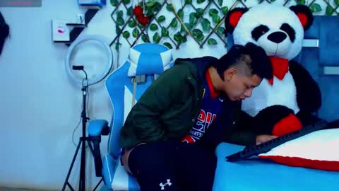 Snapshot of gurxxxt chatting on 12-05-25, 04:03 Hakim online show from 12-05-25, 04:03