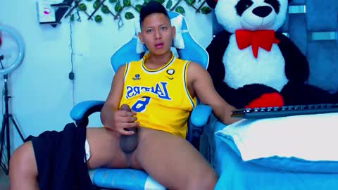 Snapshot of gurxxxt chatting on 03-15-26, 02:01 Hakim online show from 03-15-26, 02:01