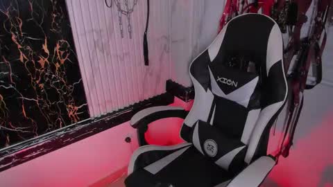 Snapshot of guxplo chatting on 02-09-26, 04:00 Antonella online show from 02-09-26, 04:00