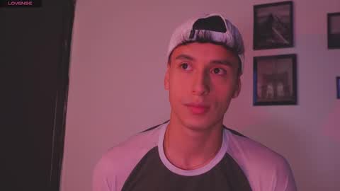 Snapshot of guy_twinks chatting on 01-06-26, 05:44 Gabriel online show from 01-06-26, 05:44