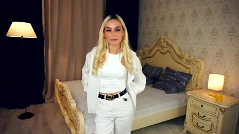 Snapshot of gwenbudlong chatting on 12-04-24, 06:00 Sofia online show from 12-04-24, 06:00