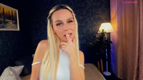 Snapshot of gwenbudlong chatting on 12-14-24, 05:18 Sofia online show from 12-14-24, 05:18