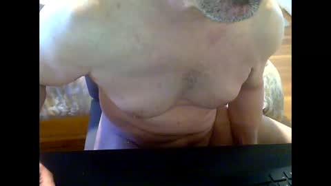 Snapshot of gymratt01 chatting on 10-27-25, 05:17 gymratt01 online show from 10-27-25, 05:17