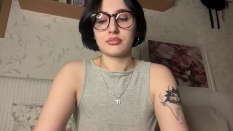 Snapshot of h3l9a_pataki chatting on 09-29-25, 04:23 Helga online show from 09-29-25, 04:23