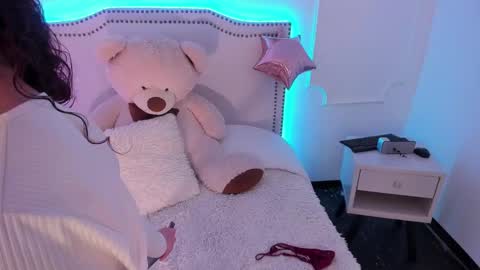 Snapshot of hade_se chatting on 02-15-25, 01:05 Eva online show from 02-15-25, 01:05
