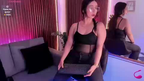 hailey_bieber_ online show from 03-03-26, 10:04