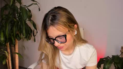Snapshot of hailey_firee chatting on 10-17-25, 12:47 Hailey online show from 10-17-25, 12:47