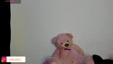 Hailey online show from 04-28-26, 01:04