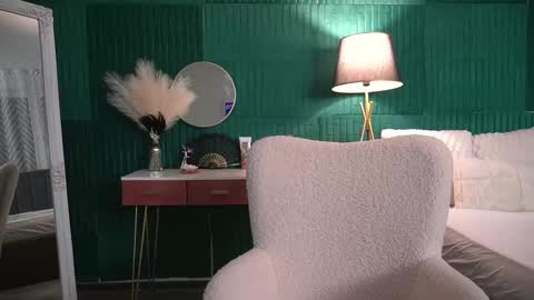 Hailey online show from 02-04-26, 04:51