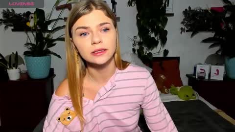 Snapshot of haleyreedme chatting on 11-25-25, 08:14 Haley online show from 11-25-25, 08:14