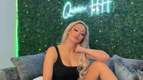 Snapshot of haliaxhill chatting on 02-18-26, 08:21 Halia Hill online show from 02-18-26, 08:21