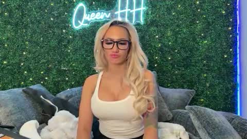 Snapshot of haliaxhill chatting on 02-22-26, 11:31 Halia Hill online show from 02-22-26, 11:31