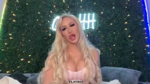Snapshot of haliaxhill chatting on 04-12-26, 08:58 Halia Hill online show from 04-12-26, 08:58