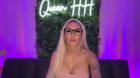 Snapshot of haliaxhill chatting on 08-06-26, 06:21 Halia Hill online show from 08-06-26, 06:21