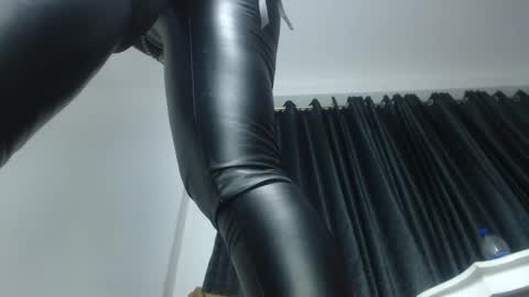 Snapshot of halley_raven chatting on 10-28-25, 09:17 Halley Raven online show from 10-28-25, 09:17