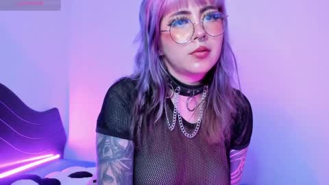 Snapshot of hallucigenia_sparza chatting on 01-22-25, 04:02 Hallu online show from 01-22-25, 04:02